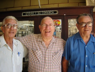 Pedro Trigo (centro) con outros membros da Asociacion Vivero y su Comarca no centro galego da Habana - 2006 / Foto: María Golpe